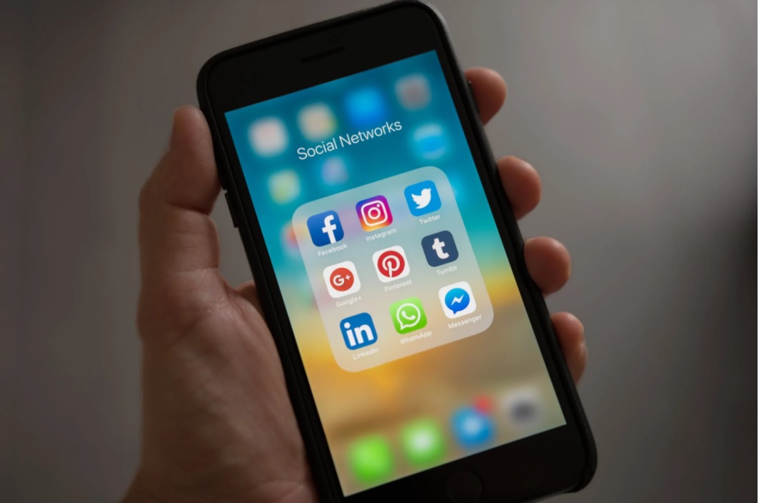 Mobile first: por que você deve pensar na experiência móvel nas redes sociais?