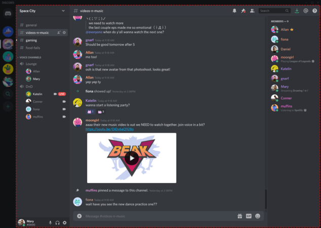 Print screen de utilização da plataforma Discord. A imagem mostra uma sala de bate-papo.