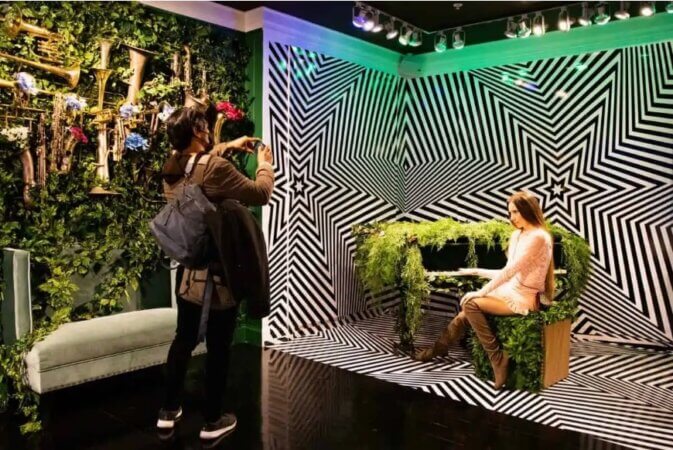 Espaço instagramável em local físico.