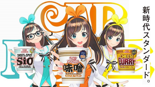 VTuber 24 Campanha da Nissin Cup Noodles com Kizuna AI: três versões da VTuber em estilo anime, cada uma com laço colorido, seguram copos dos sabores Miso, Smoky & Spicy SiO e Cheese Curry; fundo com tipografia “CUP” e texto em japonês à direita.