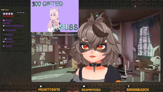 VTuber 3 Exemplo de VTuber durante uma live de streaming na Twitch. Na tela, avatar 2D com cabelo curto e desgrenhado em tons de cinza, olhos laranja e roupa preta com detalhes em laranja, usando gargantilha. Ao fundo, cenário virtual de sala decorada. No canto superior esquerdo, alerta “100 Gifted Subs” com imagem de outro avatar feminino de cabelo rosa. À esquerda, chat ao vivo com mensagens de espectadores.