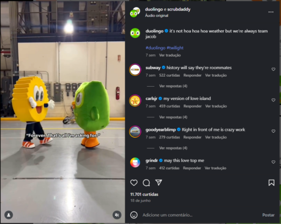 Collab entre mascotes Duolingo e Scrub Daddy.